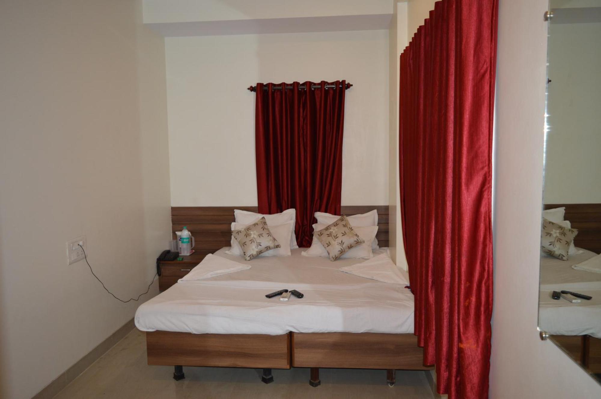 Hotel Visau,Shirdi Exteriör bild